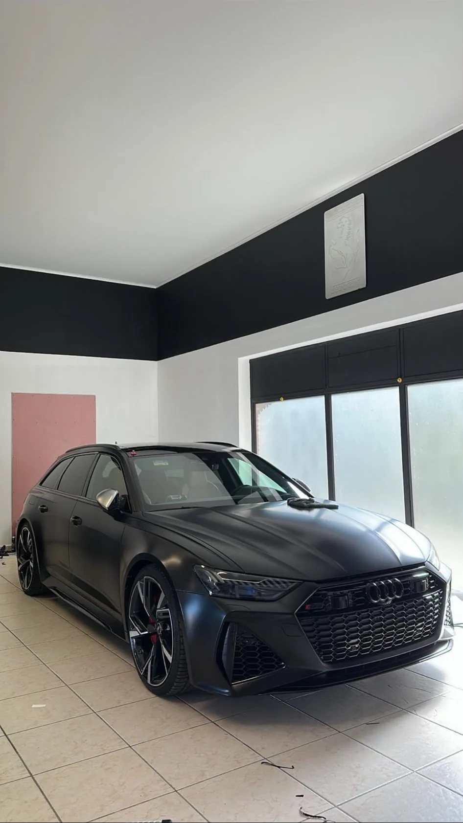 Audi noire photographiée dans l’atelier après personnalisation