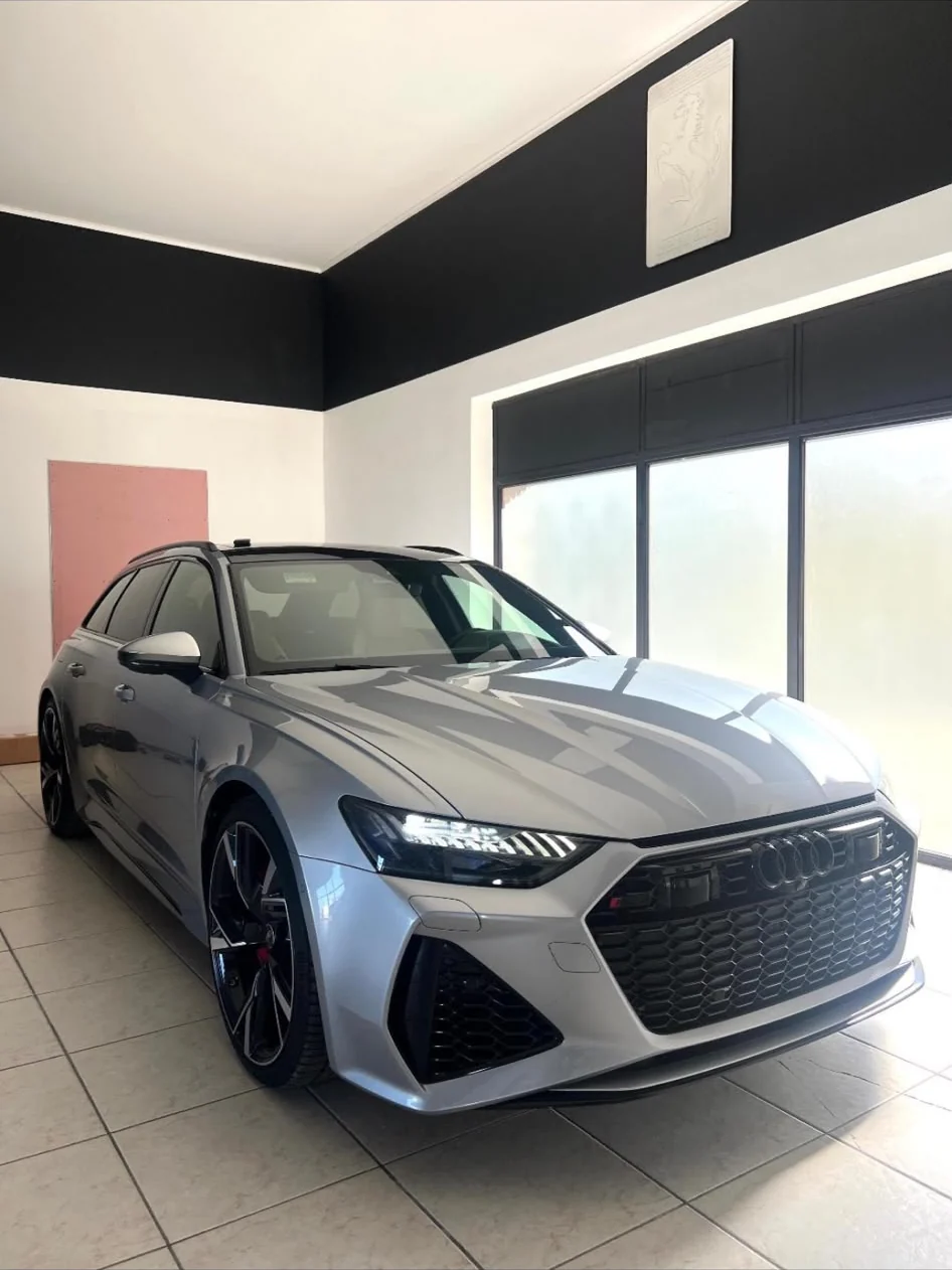 Audi grise dans l’atelier avant sa transformation