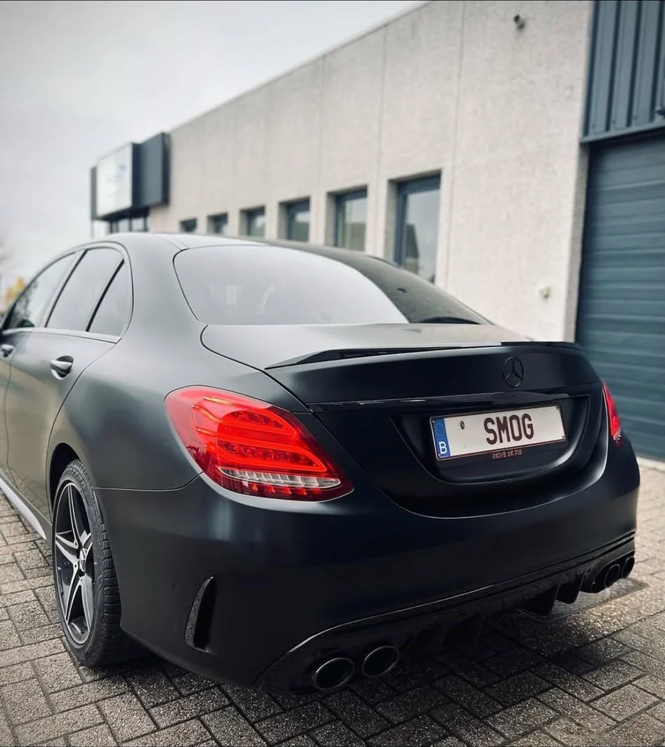 Vue arrière d’une Mercedes noire et de ses vitrages sombres