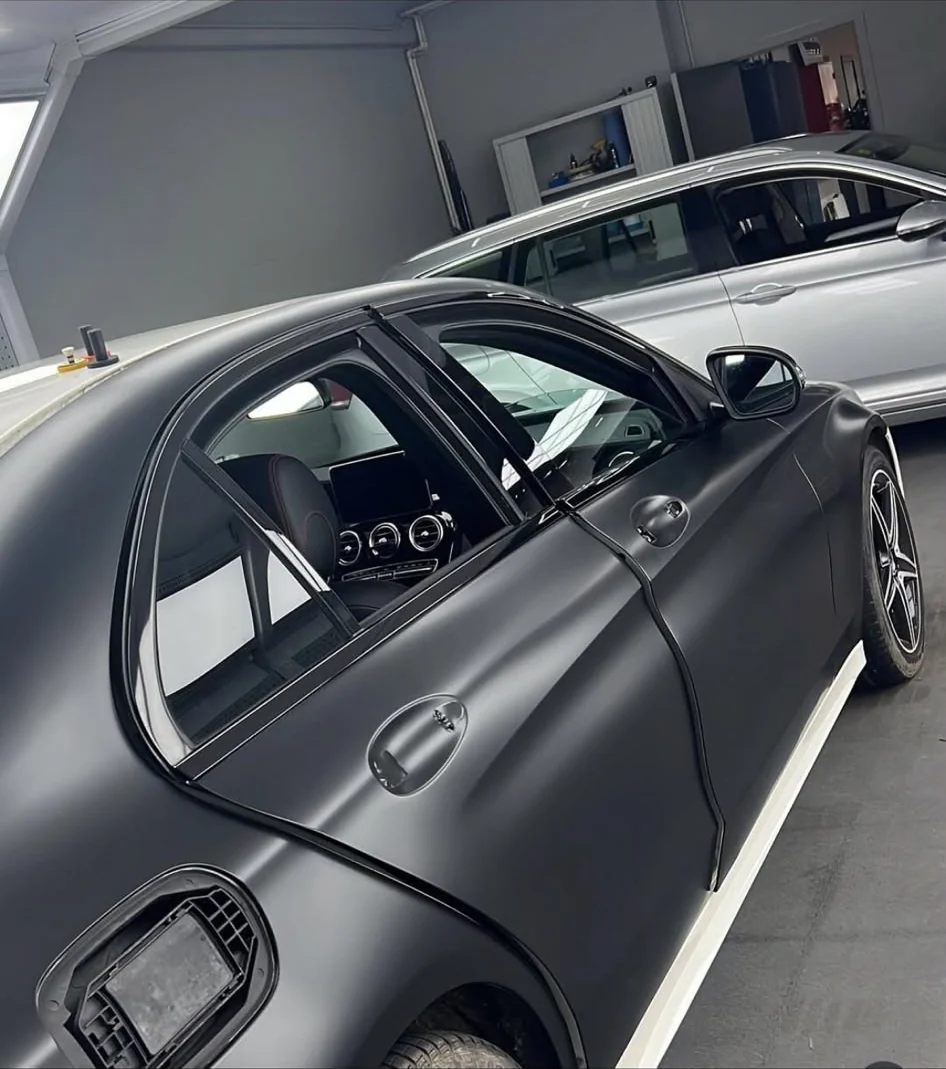Vue latérale des détails et des finitions d’une Mercedes en cours de personnalisation